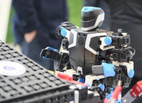 乐高机器人教育有自己的教研团队吗？